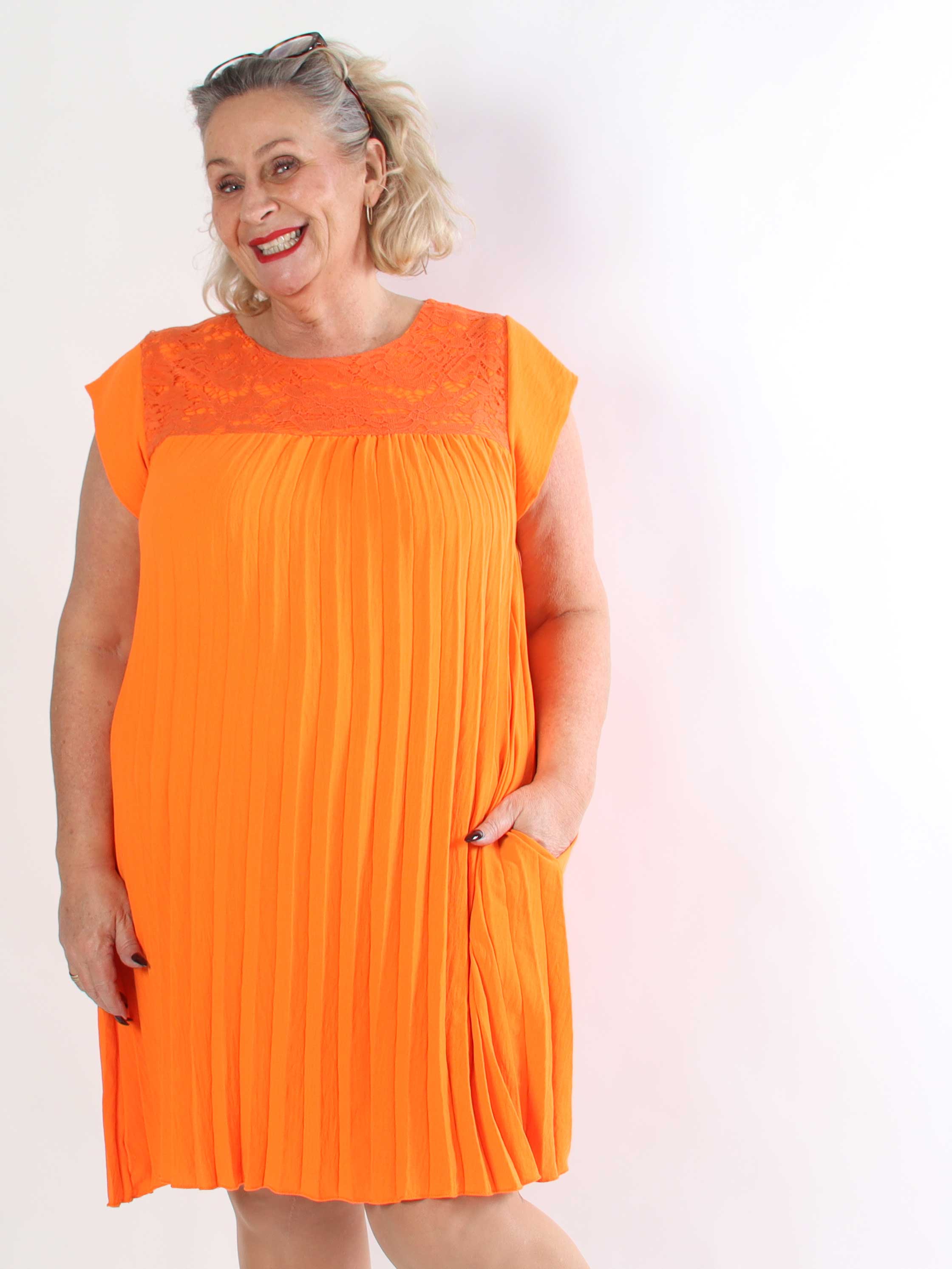 Nancy Lace Short - Plisserad plus size klänning med spets och fickor